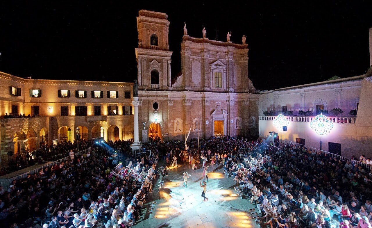 Pubblico a uno spettacolo serale del festival