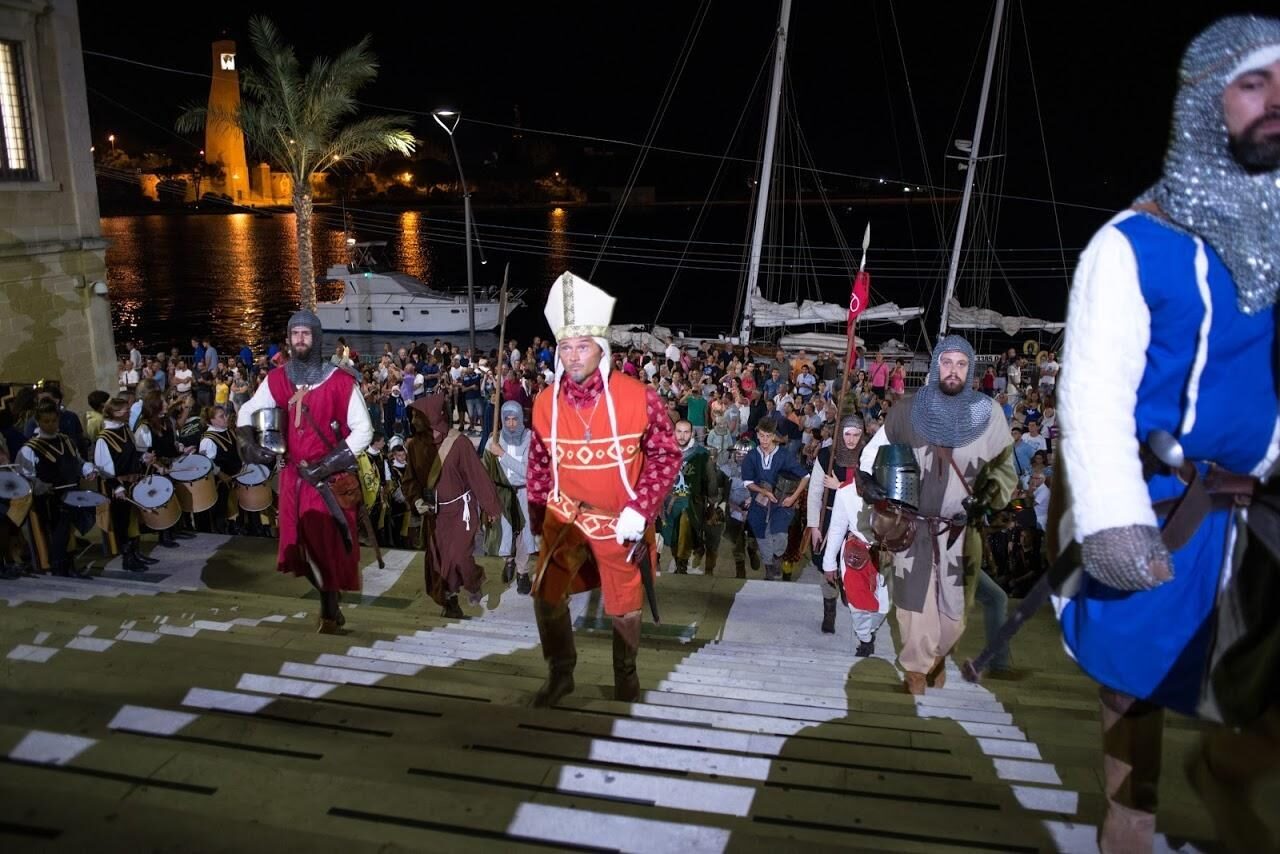 Corteo con cavalli lungo il porto